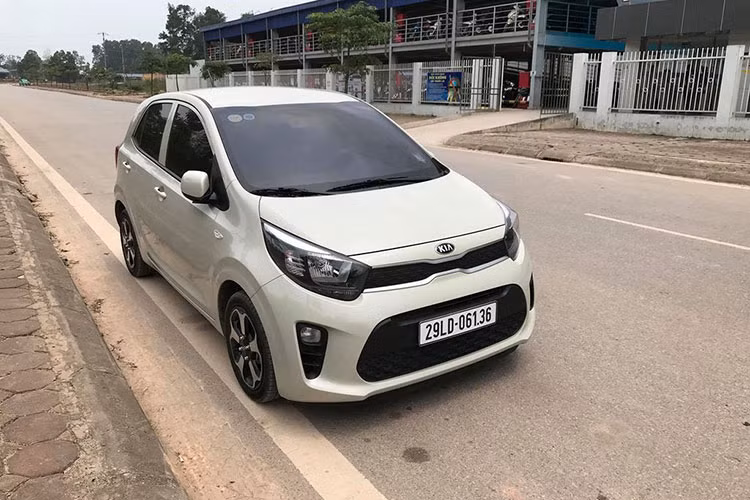 Trong lúc mẫu xe Kia Morning 2018 chính hãng chưa ra mắt thế hệ hoàn toàn mới tại Việt Nam thì các mẫu xe nhập khẩu tư nhân đã rục rịch có mặt tại các cửa hàng kinh doanh xe nhập khẩu ở Hà Nội. Trước đó Morning thế hệ mới đã xuất hiện ở Việt Nam dưới dạng xe bán tải van, lần này là một mẫu xe du lịch 5 chỗ với động cơ tăng áp T-GDI ấn tượng.