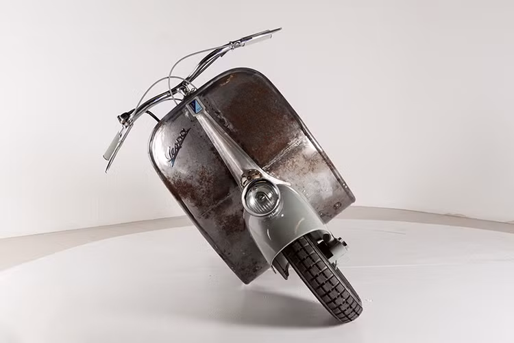 Những người hâm mộ nhãn hiệu xe máy Ý sẽ rất vui mừng khi biết rằng chiếc xe Piaggio Vespa cổ nhất thế giới hiện đang đấu giá tại sàn đấu giá trực tuyến Catawiki. Mức giá dự kiến cho chiếc xe máy độc đáo này sẽ từ 270.000 - 324.000 USD (tương đương 6,1 đến 7,3 tỷ đồng).