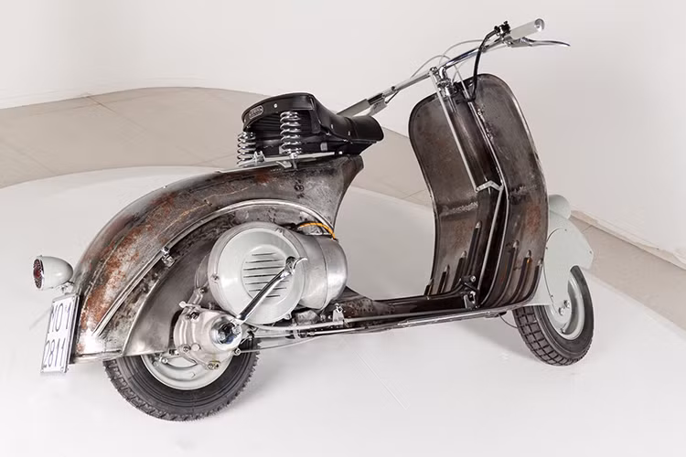 Được biết, hai chiếc xuất xưởng đầu tiên là Vespa 1001 và 1002 đã không còn chống chọi được với sự tàn phá của năm tháng. Chính vì vậy, chiếc xe Vespa mang số 1003 này vẫn còn vận hành tốt đã trở thành một chiếc xe mang giá trị to lớn đến không tưởng. 