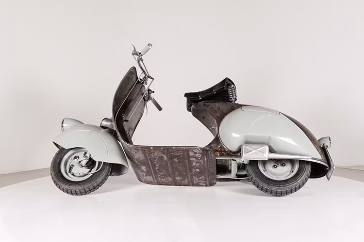 Chiếc Vespa cổ nhất thế giới được sản xuất vào năm 1946 trong lô sản xuất hạn chế 60 chiếc, chế tạo hoàn toàn thủ công. Chiếc xe này có mã số 0, trang bị động cơ 98 cc, có số khung gầm 1003 và là chiếc xe thứ ba được lắp ráp do Piaggio sản xuất.