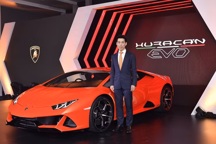 Các trang bị ấn tượng khác của Lamborghini Huracan EVO 2020 bao gồm hệ thống treo từ tính chủ động, hệ thống kiểm soát lực kéo tiên tiến mới, hệ thống đánh lái bánh sau, hệ thống điều hướng mô-men xoắn 4 bánh và hệ dẫn động 4 bánh toàn thời gian nâng cấp.
