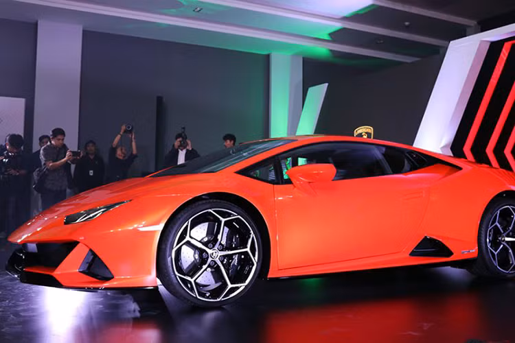 Apichat Leenutapong, Chủ tịch của Renusso Motor Company Limited, đơn vị phân phối thương hiệu siêu xe Lamborghini tại Thái Lan tin rằng mức độ quan tâm của giới nhà giàu ở đây dành cho Lamborghini Huracan EVO 2020 là khá lớn.