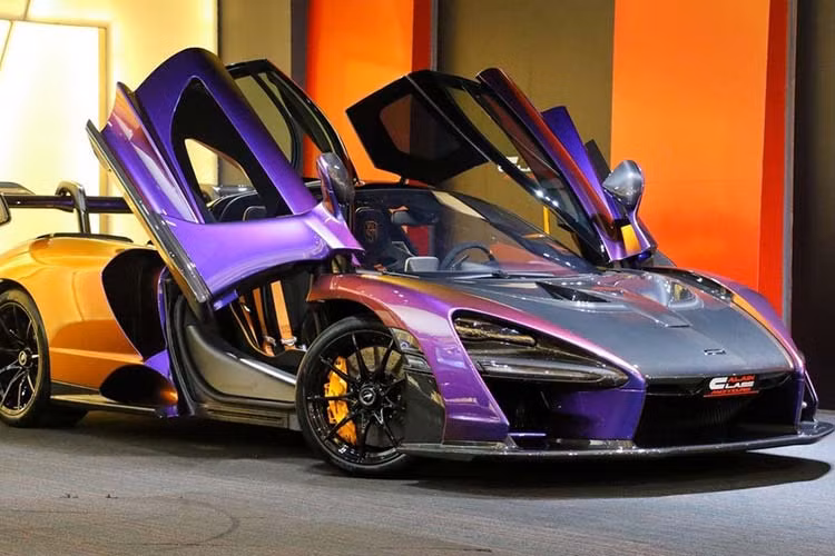 Giá xe McLaren Senna khi xuất xưởng bán ra tương đương khoảng 22,3 tỷ đồng, nhưng khi đến Thái Lan vào tháng 12/2019 vừa qua mẫu xe này được một số trang tin ở Thái đồn đoán có giá lên đến 153 tỷ đồng, tức gấp 6 lần giá xe tại Mỹ. Đây là điều gây bất ngờ cho giới mê xe tại Đông Nam Á cũng như các tay chơi siêu xe Việt Nam.