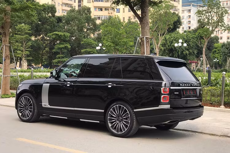 Nhìn chung, mẫu SUV hạng sang Range Rover 2019 bản nâng cấp này mang thiết kế cao cấp hơn nhưng tổng thể vẫn không có nhiều thay đổi. Là một trong 10 phiên bản của dòng Range Rover 2019, phiên bản Autobiography LWB chỉ thua kém 2 phiên bản cao cấp hàng đầu là: SV Autobiography Dynamic và SV Autobiography LWB.