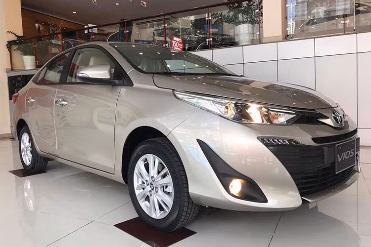 Xe có tổng cộng 3 phiên bản, gồm E MT, E CVT và G CVT với giá bán lần lượt là 531 triệu đồng, 569 triệu đồng và 606 triệu đồng. Bên cạnh đó là phiên bản Vios Limo có giá 525 triệu đồng dành cho nhóm khách hàng kinh doanh dịch vụ. Bản TRD vẫn chưa xuất hiện tại Việt Nam.