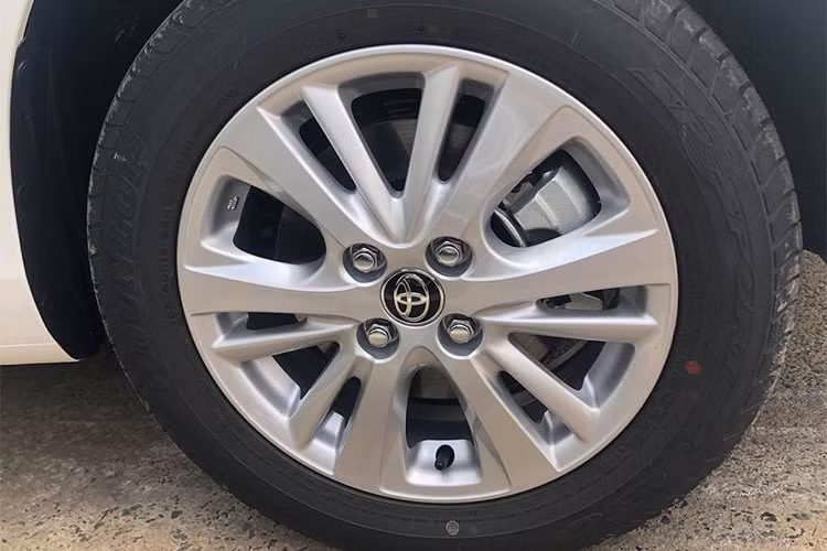 Trên phiên bản mới này, mâm xe hợp kim thiết kế dạng đa chấu có kích thước 15 inch và được sử dụng phanh đĩa ở cả 4 bánh. Trong khi bản E MT trang bị phanh tang trống đối với 2 bánh sau.