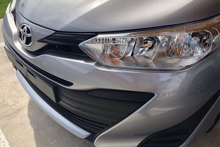 Ngoài phần đầu được làm mới, đèn pha trước của xe được trang bị bóng halogen, thấu kính Projector, đèn chiếu sáng ban ngày LED và đèn pha tự động đối với bản G. Riêng phiên bản E vẫn dùng đèn pha halogen.