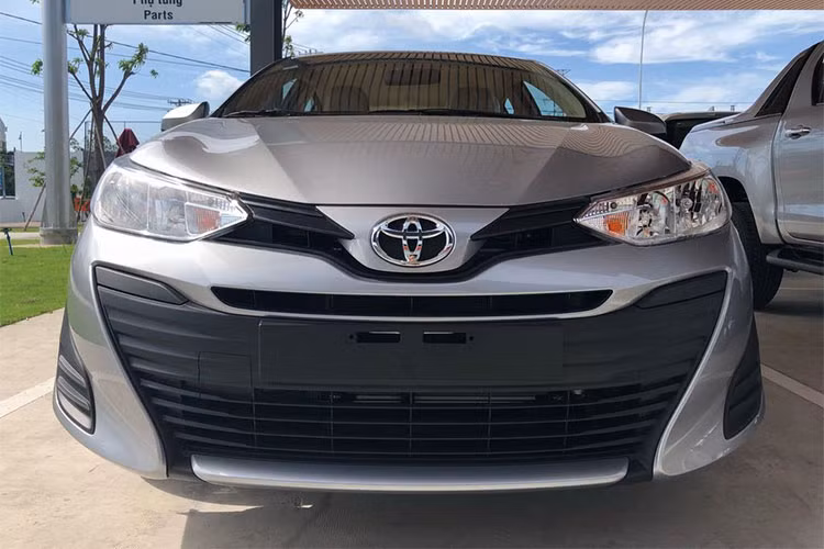 Ở phần đầu, đèn pha của Toyota Vios 2018 dạng hẹp được đẩy sang 2 bên gắn liền với hệ thống lưới tản nhiệt tạo cảm giác rộng rãi hơn cho phần đầu xe. Lưới tản nhiệt bên dưới trải đều về hai phía với những thanh nan cá tính, tạo sự năng động cho phần mặt trước của xe. 