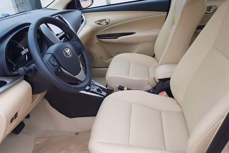 Trang bị an toàn là điểm đáng chú ý tiếp theo của Toyota Vios hoàn toàn mới. Mẫu xe này được bổ sung thêm hệ thống cân bằng điện tử, hỗ trợ khởi hành ngang dốc, phanh ABS và cảm biến lùi cùng 7 túi khí.