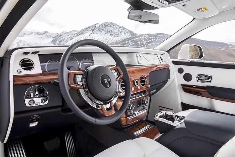 Được phát triển trên cùng một khung gầm của chiếc siêu sang Rolls-Royce Phantom thế hệ thứ 8 (Phamtom VIII). Là một mẫu SUV hạng sang cỡ lớn - Rolls-Royce Cullinan có chiều dài cơ sở lên đến 5.500mm. Ngoài việc sử dụng chung khung gầm với Phantom VIII, SUV Rolls-Royce Cullinan sẽ chia sẻ V12 từ siêu sang Phantom cho công suất khoảng 600 mã lực.