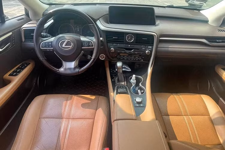 Bên trong nội thất của chiếc xe crossover hạng sang Lexus RX 350 2016 đã được thiết kế lại với bảng điều khiển trung tâm trực quan và hướng tới người lái nhiều hơn so với đời cũ. Nằm phía trên bảng táp-lô là một màn hình lớn tới 12,3 inch. Xe được trang bị ghế ngồi bọc da cao cấp, điều chỉnh điện hoàn toàn, có khả năng nhớ vị trí và hệ thống sưởi/quạt gió. 