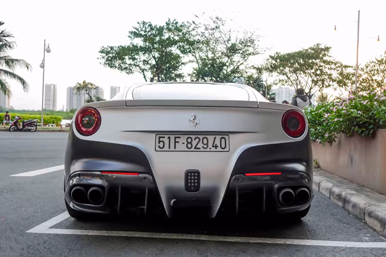 Đây là chiếc Ferrari F12 Berlinetta có nguồn gốc nhập khẩu từ Dubai, về nước đầu tháng 7/2016. Sau một thời gian nằm chờ khách tại showroom, khoảng giữa tháng 10, Cường Đô La chính thức đưa xe về garage. Tuy nhiên sau khi tậu xe về, tay chơi siêu xe này cũng trang bị cho "siêu ngựa" hàng loạt đồ chơi đắt tiền, hàng hiệu.