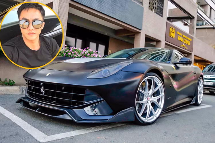 Đây là lần thứ 4 đại gia siêu xe phố núi Cường Đô La “thay áo mới” cho siêu xe Ferrari F12 Berlinetta tiền tỷ của mình. Chiếc áo đầu tiên siêu ngựa này khoác vào là lớp decal GunMetal đen nhám kết hợp những đường chỉ vàng nổi bật phía trước lên siêu xe hàng độc này.
