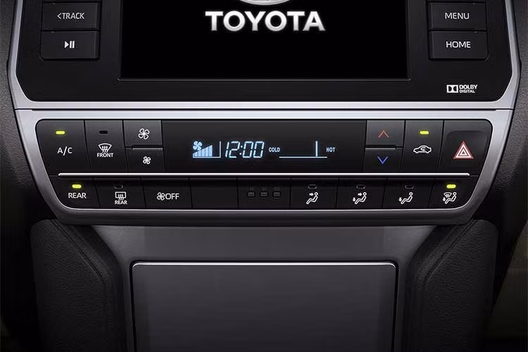 Về nội thất, Prado 2017 sử dụng vô lăng da 4 chấu tích hợp các phím bấm bao gồm; điều khiển hệ thống âm thanh, phím đàm thoại rảnh tay thông qua kết nối Bluetooth, phím điều khiển màn hình đa thông tin MID.