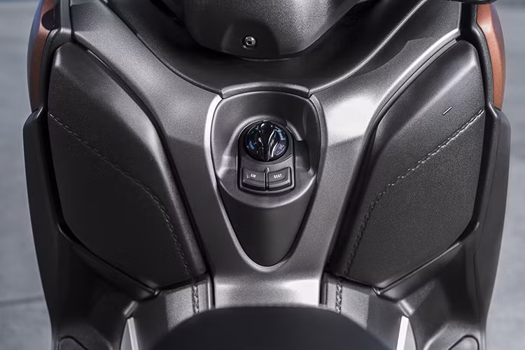 Giống như nhiều mẫu xe tay ga Yamaha trong thời gian gần đây, X-Max cũng đi kèm với hệ thống khóa thông minh Smart Key, cho phép người lái có thể khởi động và sử dụng xe mà chỉ cần đem theo chìa khóa bên người.