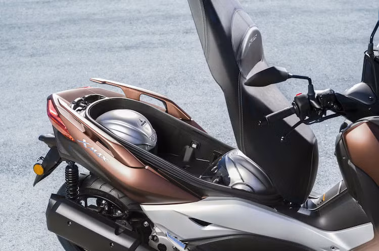 Là một chiếc maxi scooter, X-Max cũng có khoang chứa đồ dưới yên với thể tích rất lớn do bình xăng được chuyển lên lườn giữa. Dù không công bố thể tích thực nhưng Yamaha cho biết cốp xe có thể chứa được 2 mũ bảo hiểm full-face, đồng thời vẫn còn không gian chứa một số đồ dùng cá nhân nhỏ.