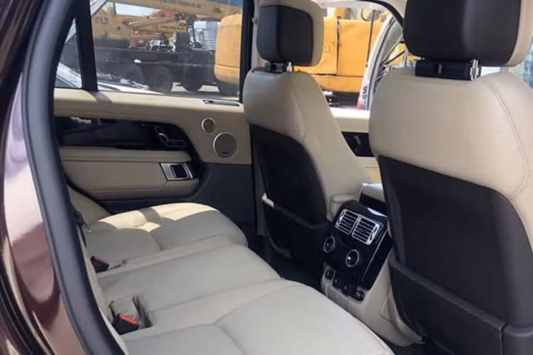 Ngoài ra, Range Rover phiên bản HSE đời 2018 cũng được trang bị nhiều tính năng hỗ trợ người lái như hệ thống ga tự động thích ứng, cảnh báo điểm mù, nhận diện biển giao thông, cảnh báo lệch làn đường, hỗ trợ đỗ xe với hệ thống camera 360, giám sát tài xế và nhiều tính năng cao cấp khác. Hệ thống thông tin-giải trí của xe gồm bộ loa Meridian 380W, hàng ghế sau có 2 màn hình hiển thị riêng.