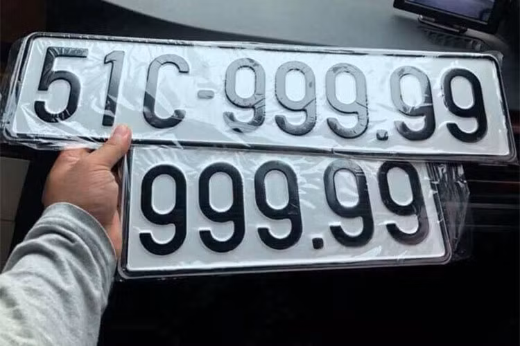 Sau khi chủ nhân chiếc xe bán tải Ford Ranger biển ngũ quý "trưng hàng" trên mạng xã hội, nhiều người đã gửi lời chúc mừng tới chủ nhân chiếc xe kể trên vì sự may mắn này. Theo giới thạo xe cho hay giá trị biển số này còn cao hơn nhiều lần so với giá bán của chiếc xe bán tải nhà Ford.