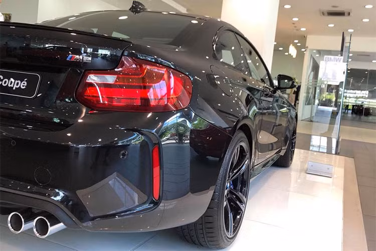 M2 Coupe sử dụng nhiều đường cong nhẹ nhàng kết hợp cùng những nét cắt đơn giản, như bên hông hay đuôi xe giúp phiên bản hiệu suất cao của chiếc xe BMW 2 Series có thể tiếp cận đối tượng khách hàng trẻ tuổi. Được xây dựng trên cơ sở của 235i, tuy nhiên hệ khung gầm của M2 được gia cố để chịu được lực lớn hơn nhiều so với "đàn anh" của mình.