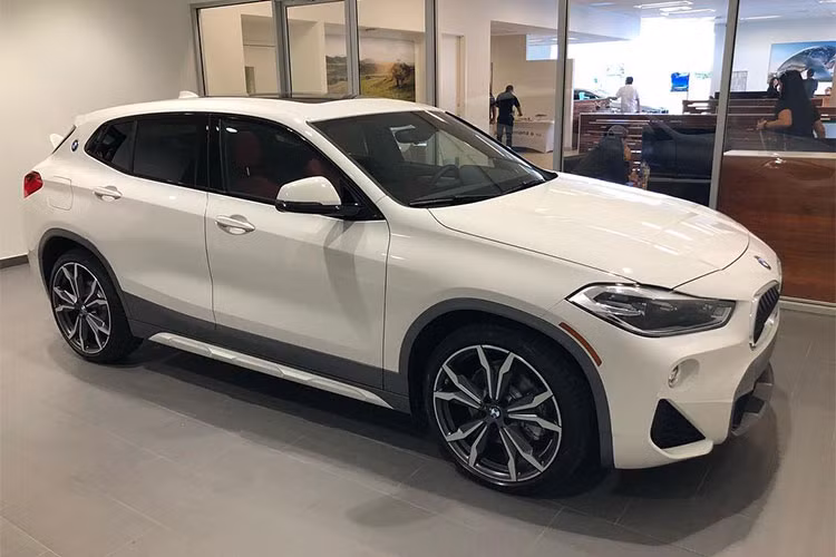 Sau lô xe BMW đầu tiên vào đầu tháng 8/2018, lô nhập khẩu thứ hai của hãng xe Đức đã về Việt Nam vào đầu tuần tháng 9 vừa qua. Cùng với các dòng xe BMW X1, 118i 218i là sự xuất hiện của mẫu xe BMW X2 hoàn toàn mới, vốn được đông đảo công chúng mong chờ.