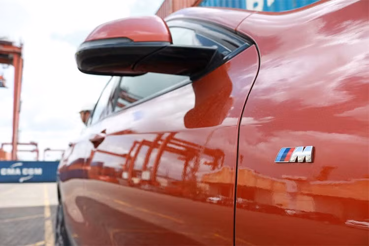 Trong đó hiện hữu nhất là BMW X2 là xanh dương Misano Blue và đỏ cam Sunset Orange. Xe mang đậm chất thể thao với đuôi xe vuốt mềm mại từ phía trước về phía sau, tích hợp thêm cánh lướt gió cỡ nhỏ hình dạng đuôi cá thể hiện sự linh hoạt và nhanh nhẹn trong di chuyển.