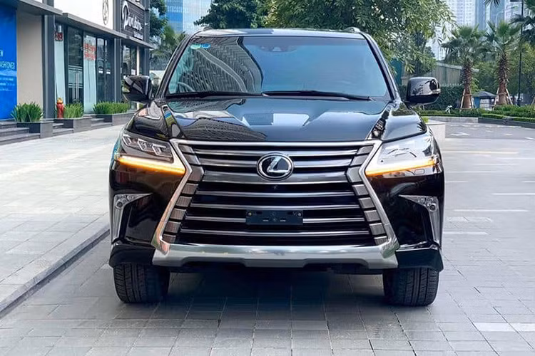 Hai bên thân xe, ô cửa kính sau của mẫu SUV hạng sang Lexus LX570 2016 có hình dáng khác so với phiên bản trước đó, đi cùng với mâm 10 cánh bắt mắt hơn. Trong khi đó, đuôi xe có cản sau mở rộng và những đường dập nổi xuyên suốt từ logo Lexus tới cụm đèn hậu LED hình chữ L mạ chrome . 