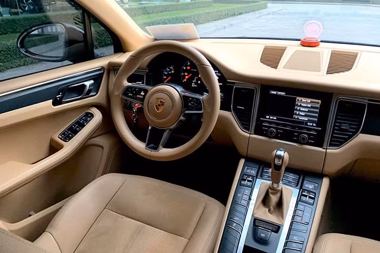 Không gian nội thất của Porsche Macan khá sang trọng với điểm nhấn là cụm cần số-khu vực điều khiển trung tâm có thiết kế đẹp mắt, các ghế ngồi kiểu dáng thể thao được bọc da, vô-lăng thể thao 3 chấu được bọc alcantara và trang bị thêm cặp lẫy sang số trực tiếp nhằm đem lại cảm giác lái phấn khích cho người điều khiển. Hệ thống điều hòa không khí tự động hai vùng là trang bị tiêu chuẩn.