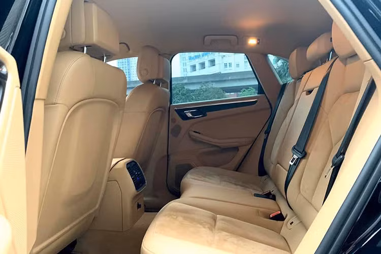 Phiên bản Macan R4 sử dụng động cơ xăng 4 xi lanh thẳng hàng kết hợp với tăng áp cực kỳ hiệu quả và mạnh mẽ, dung tích 2,0 lít cung cấp 237 mã lực (174 kW). Tiêu thụ nhiên liệu theo tiêu chuẩn NEDC, mức tiêu thụ nhiên liệu của Macan là 7,2 lít cho 100 km, tăng tốc từ 0 -100 km/h chỉ trong 6,9 giây với tốc độ tối đa 223 km/h.