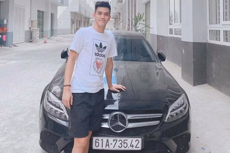 Sau khi cùng U22 Việt Nam lên ngôi vô địch đầu tiên ở Sea Games 30 và thăng chức lên đội phó Becamex Bình Dương, tiền đạo Nguyễn Tiến Linh đã tậu cho mình một chiếc xe Mercedes-Benz C200 đời mới. Mới đây, chiếc xe sang tầm trung của tiền đạo Becamex Bình Dương đã có biển số.