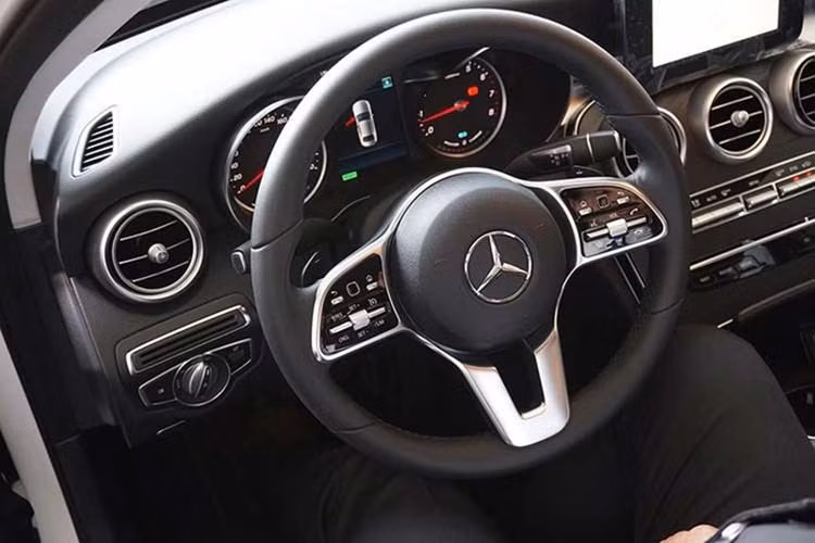 Chưa hết, với hệ thống EQ Boost khi người lái giảm tốc độ hoặc phanh lại, máy phát sẽ thu hồi động năng và sạc bộ pin 48V. Người lái có thể theo dõi quá trình sạc pin với hiển thị Boost trên đồng hồ tốc độ. Ở chế độ Eco, EQ Boost cho phép xe tạm ngắt động cơ xăng khi chạy trớn (Gliding Mode) giúp giảm tiêu thụ nhiên liệu.