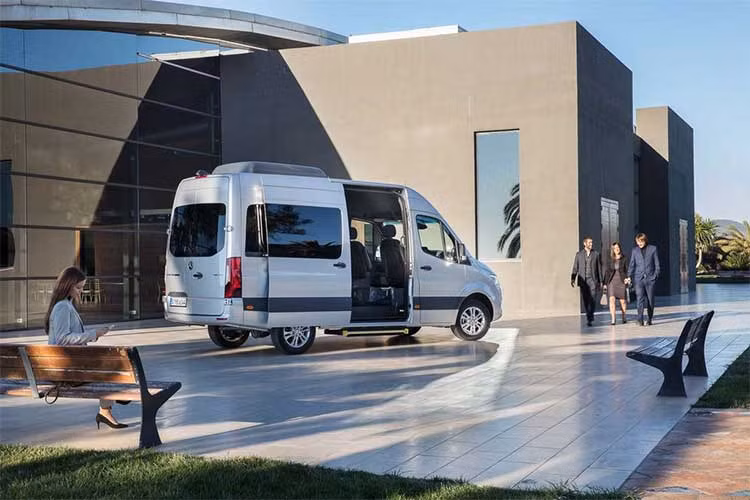 Tại thị trường châu Âu, Sprinter mới sở hữu dẫn động cầu sau sẽ được trang bị động cơ 2.1 L 4 xy lanh với 3 mức công suất là 114, 143 và 163 mã lực. Các phiên bản dẫn động cầu trước cũng có 2 mức đầu tiên, trong khi model mạnh nhất được thiết kế để cắm trại đạt 177 mã lực.