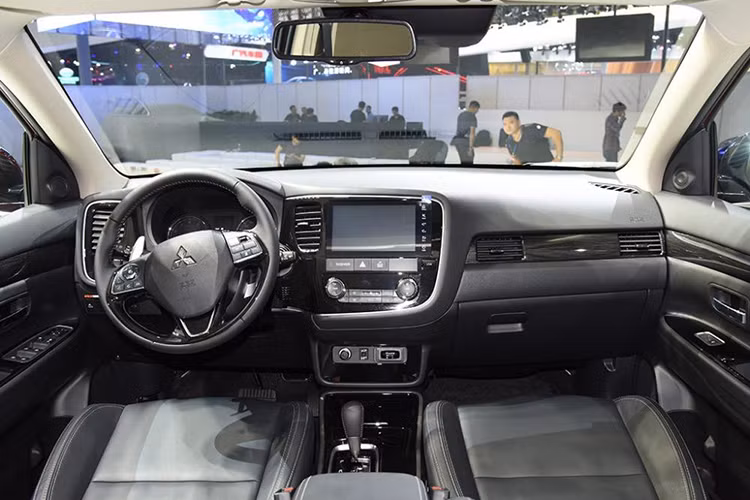 Bên trong khoang nội thất của Mitsubishi Outlander 2019 cũng có những thay đổi như: ghế bọc da kết hợp với chỉnh điện, cách âm tốt hơn, hệ thống thông tin giải trí kết với bộ kết nối Android Auto và Apple CarPlay tiêu chuẩn, ghế trước sưởi nhiệt và hệ thống khởi động bao gồm đèn, cần gạt nước, camera chiếu hậu đều hoạt sử dụng bằng nút nhấn Start/Stop.