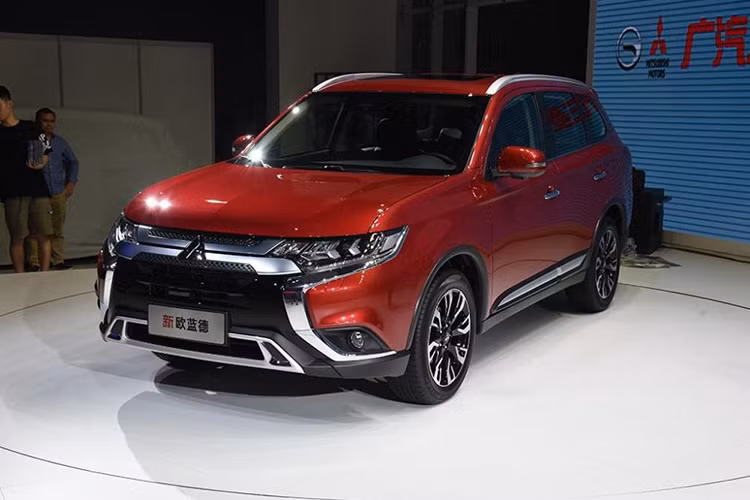 Outlander 2019 tại Trung Quốc cũng nhận được nâng cấp tương tự phiên bản từng ra mắt tại Úc, chủ yếu là điều chỉnh lại ngoại thất bên ngoài. Điểm thay đổi lớn nhất là nó sử dụng một thiết kế đèn pha LED hoàn toàn mới, đồng thời tấm cản va ở phía dưới cũng có được điều chỉnh đôi chút, cộng thêm những chi tiết mạ crôm trang trí bóng bẩy hơn.