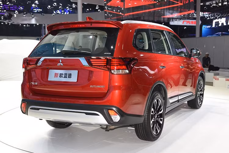 Thêm nữa, phía sau của xe còn được bổ sung thêm một cánh gió nhỏ và hình dáng tấm cản va cũng được thay đổi. Về mặt kích thước, xe mới có chiều dài 4.705 mm, rộng 1.810 mm, cao 1.710 mm, và trục cơ sở dài 2.670 mm. Xe được trang bị la-zăng hợp kim 18 inch, thanh chắn bùn mới ở phía sau và vỏ đèn sương mù được cải tiến...