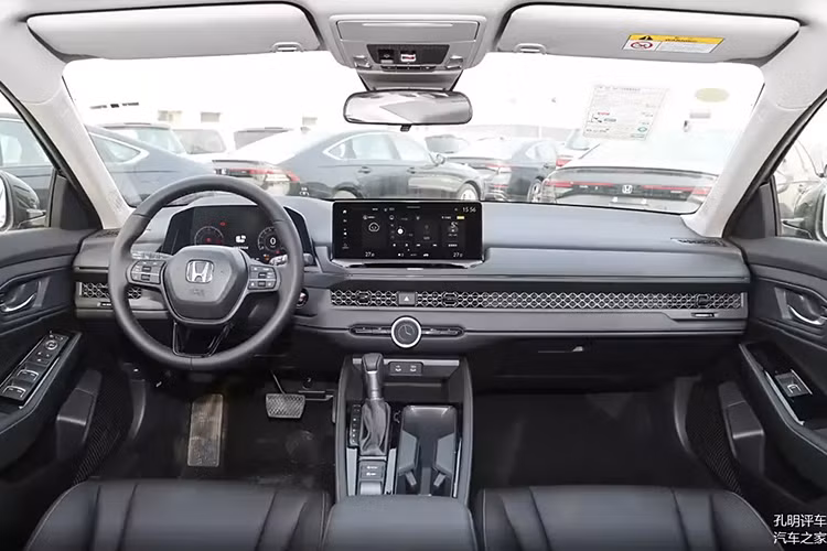 Bên trong khoang lái, Honda không thực hiện bất kỳ cải tiến lớn nào cho Accord 2026. Nội thất vẫn giữ nguyên bố cục với một màn hình cảm ứng cỡ lớn 15 inch, cụm đồng hồ kỹ thuật số và một núm xoay nhỏ được đặt bên dưới cửa gió điều hòa.