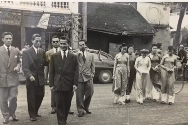 Vào thời bấy giờ các nam thanh, nữ tú con nhà khá giả thường đi dự đám cưới với trang phục nam đồ tây và nữ áo dài khá sang trọng, bắt mắt. Nếu so với thời điểm hiện tại thì "các cụ" nhà ta thời điểm đó cũng không hề kém cạnh ngày nay quá nhiều, thậm chí còn hơn về mọi mặt.