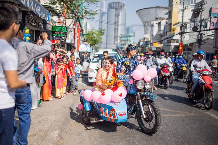 Tuy nhiên, chỉ có một bộ phận nhỏ những người giàu có mới đủ khả năng để tổ chức những đám cưới siêu xe đẳng cấp. Trên nhiều tỉnh thành ở Việt Nam vẫn có những đám cưới đơn giản, với những chiếc xe cũ hoài cổ thường được dùng hàng ngày... Tựu chung, bao đời nay những chiếc xe cũng chỉ là vật trang trí, làm nền cho đôi uyên ương ngày hạnh phúc.