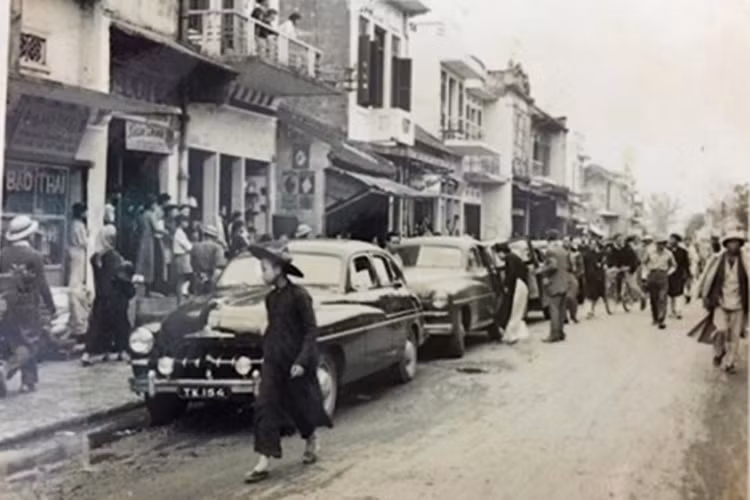 Khi xe đạp thậm chí vẫn còn là thứ đồ cực xa xỉ thời điểm đó, đám cưới siêu xe này đã thu hút sự quan tâm của đông đảo người dân Hà Nội, thậm chí nó còn gây chú ý hơn rất nhiều so với các đám cưới siêu xe ngày nay.