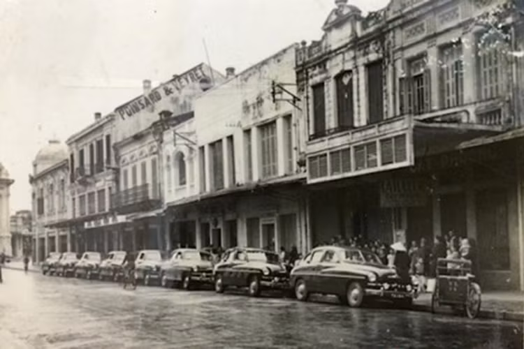 Được tổ chức một cách xa hoa và hoành tráng, nhà trai đã chuẩn bị tới 10 chiếc ôtô màu đen - thứ vật dụng gần như "viễn tưởng" với đa số người dân Việt Nam nghèo hồi đó. Những chiếc xe được xếp dọc dài cả con phố và tới đón dâu tại nhà gái ở phố Sinh Từ.