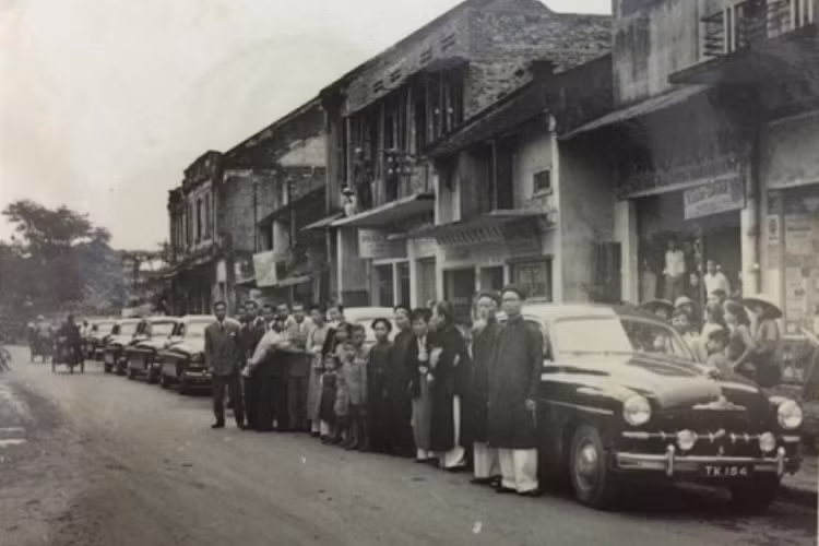 Khi cụm từ " siêu xe rước dâu" mới chỉ được nhắc tới nhiều trong khoảng vài năm trở lại đây, chắc ít ai nghĩ rằng ngay từ năm 1952 đã có một đám cưới siêu xe thực sự giữa 2 gia tộc nổi danh ở đất Hà Thành.