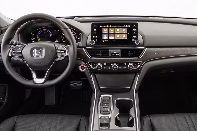 Điểm nhấn của Accord 2019 tại thị trường Thái Lan chính là hệ thống an toàn Honda Sensing, bao gồm 5 tính năng như; cảnh báo va chạm với người đi bộ kết hợp cùng phanh giảm thiểu va chạm; kiểm soát hành trình kèm tính năng thiết lập khoảng cách với phía trước ở tốc độ thấp; hỗ trợ giữ làn đường; cảnh báo và kiểm soát chuyển làn đường, chỉnh đèn pha tự động.