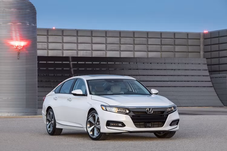 Honda Accord thế hệ thứ 10 dự kiến sẽ chính thức ra mắt thị trường Việt Nam với 3 tùy chọn màu sắc: Đen ánh độc tôn, Trắng ngọc quý phái và Ghi bạc thời trang. Khách hàng có thể liên hệ với các Đại lý Honda Ôtô trên toàn quốc để đặt xe kể từ ngày 23 tháng 09/2019. Mức giá xe Honda Accord 2019 hiện chưa được công bố.