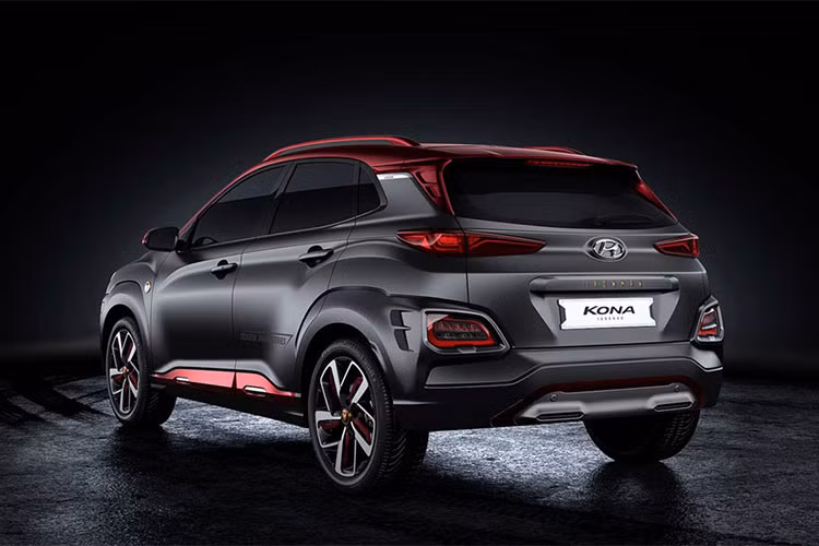 Kona Iron Man Edition 2018 có ba tùy chọn động cơ dầu, gồm động cơ tăng áp 3 xi lanh, dung tích 1.0L cho công suất 118 mã lực và mô-men xoắn 172 Nm, động cơ thường dung tích 2.0L (công suất 147 mã lực và mô-men xoắn 180 Nm) và động cơ tăng áp 4 xi lanh dung tích 1.6L (công suất 174 mã lực, mô-men xoắn 265 Nm).