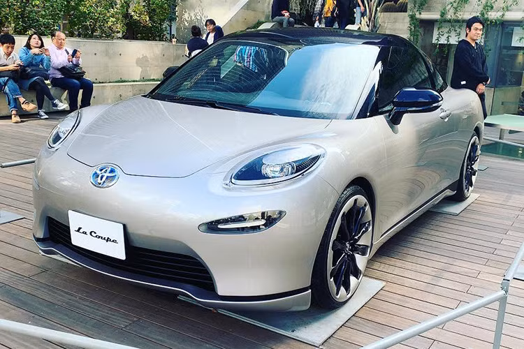 Mới đây, những hình ảnh của một chiếc xe Toyota La Coupe bí ẩn của thương hiệu ôtô đình đám Nhật Bản đã được đăng lên mạng khiến nhiều người tò mò. Những hình ảnh này bị rò rỉ từ tài liệu đăng ký bản quyền thương hiệu của hãng Toyota. Vừa qua, chiếc xe này lại được trưng bày tại một sự kiện ở thị trấn Naoshima, tỉnh Kagawa, Nhật Bản.