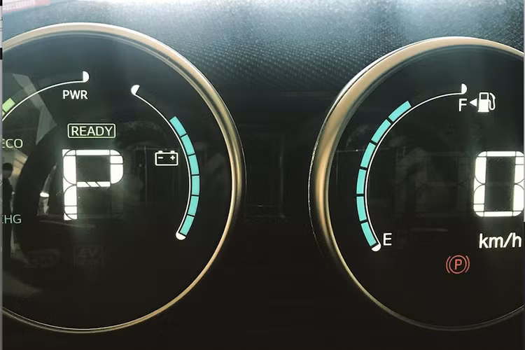 Hiện chỉ có vài hình ảnh hiếm hoi của nội thất bên trong Toyota La Coupe. Qua đó, có thể thấy mẫu coupe bí ẩn này được trang bị 2 màn hình kỹ thuật số hình tròn. Một màn hình hiển thị tốc độ xe đang chạy và lượng nhiên liệu còn trong bình. Trong khi đó, màn hình còn lại hiển thị cấp số xe đang dùng và dung lượng pin.