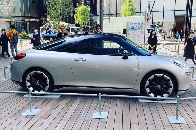 Trên thực tế, đây không phải là lần đầu tiên chiếc Toyota La Coupe này được trưng bày. Vào hồi tháng 10 năm ngoái, chiếc coupe tương tự đã xuất hiện ở tòa nhà Ginza Sony Park tại thủ đô Tokyo, Nhật Bản.
