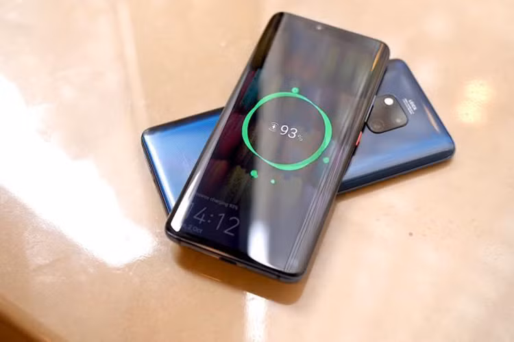 Bên cạnh tin đồn nói trên, một vài hình ảnh concept của Huawei Mate 30 Pro cũng đã xuất hiện trên mạng. Thiết kế này là sự pha trộn giữa Samsung Galaxy S10+ và Mate 20 Pro với một vài thay đổi nhỏ. 
