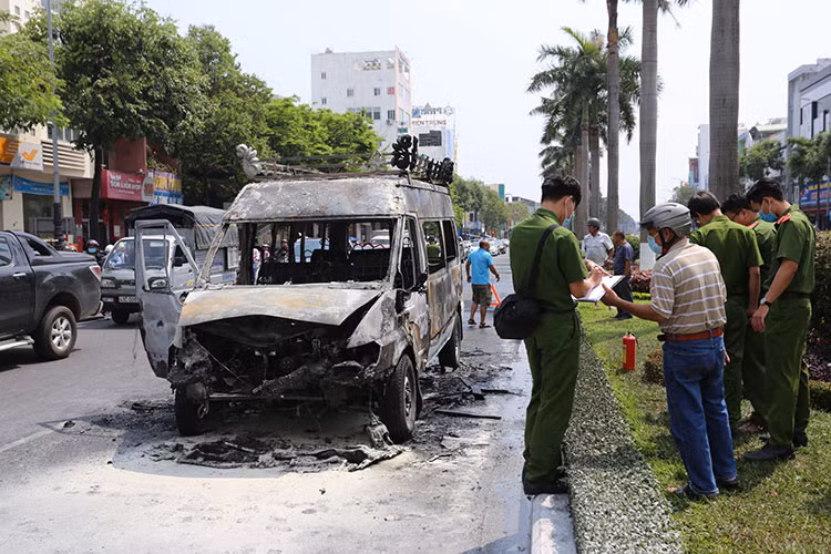 He lo nguyen nhan oto boc chay bat ngo, tai xe can phong tranh-Hinh-4