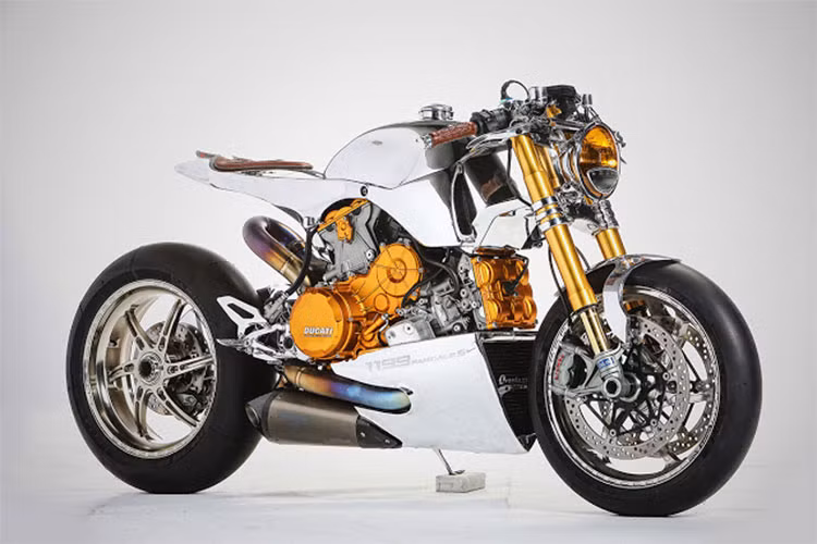 Sau gần 4 tháng, chiếc siêu môtô Ducati Panigale 1199 S đã hoàn toàn "lột xác" trở thành một chiếc Cafe Racer cực kì "sang chảnh" với khối màu chủ đạo là vàng và crome. Bản độ được thiết kế và hoàn thiện bởi nhà thiết kế đình đám Holographic Hammer và được đặt tên là Panigale CR. 