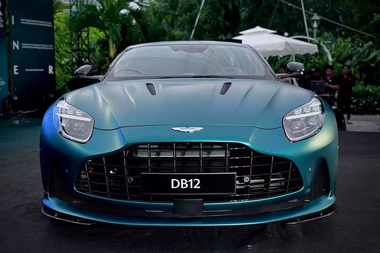 Aston Martin DB12 ssở hữu khối động cơ V8 4.0L tăng áp kép mới từ Mercedes-AMG, thay vì V12 giống DB11. Khối động này của DB12 sản sinh công suất 671 mã lực tại 6.000 vòng/phút và mô-men xoắn 800Nm trong khoảng từ 2.750 đến 6.000 vòng/phút. Thông số này cho thấy “Super Tourer” mạnh hơn 30% so với động cơ V8 trên DB11 chỉ có công suất 528 mã lực và thậm chí còn mạnh hơn cả DB11 V12.